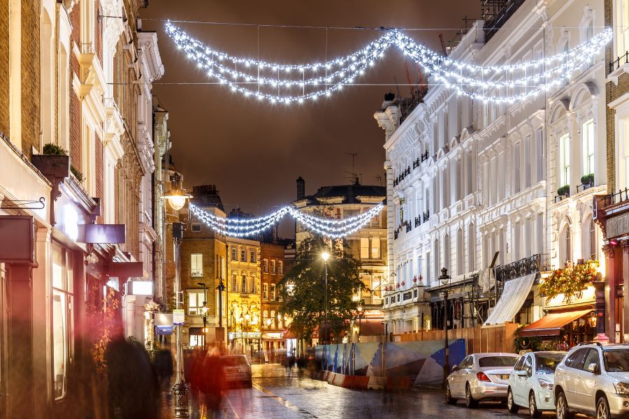 Świąteczne lampki zewnętrzne w ogrodzie sprawią, że będzie wyglądał zjawiskowo!